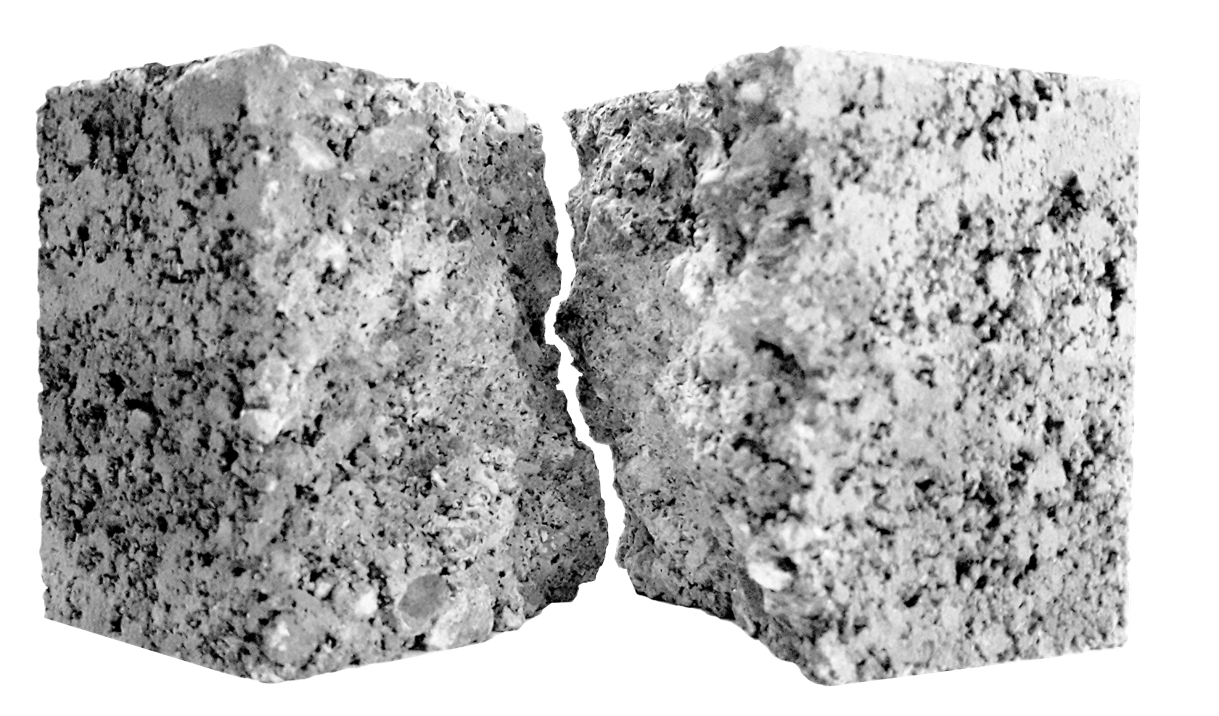 Beton Zwei Stück heller Beton mit schwarzen Punkten. In der Mitte ist eine raue Rissfläsche.