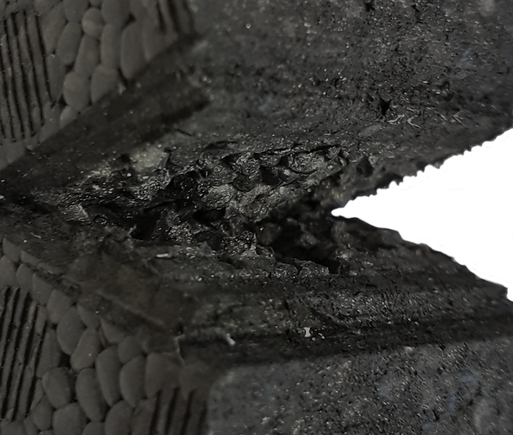 Styropor Ein Bild von Polymerschäumen, welche in der Mitte gebrochen sind